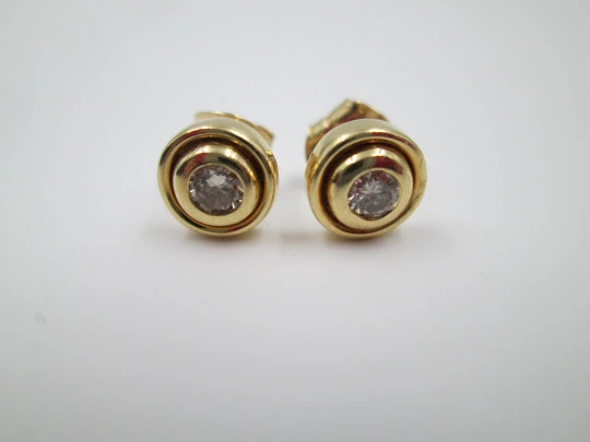 Pendientes mujer. Oro amarillo 18k y diamantes en chatón. Cierre presión