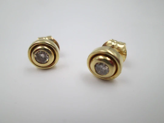 Pendientes mujer. Oro amarillo 18k y diamantes en chatón. Cierre presión