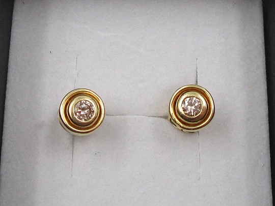 Pendientes mujer. Oro amarillo 18k y diamantes en chatón. Cierre presión