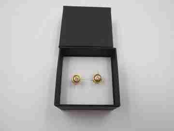 Pendientes mujer. Oro amarillo 18k y diamantes en chatón. Cierre presión