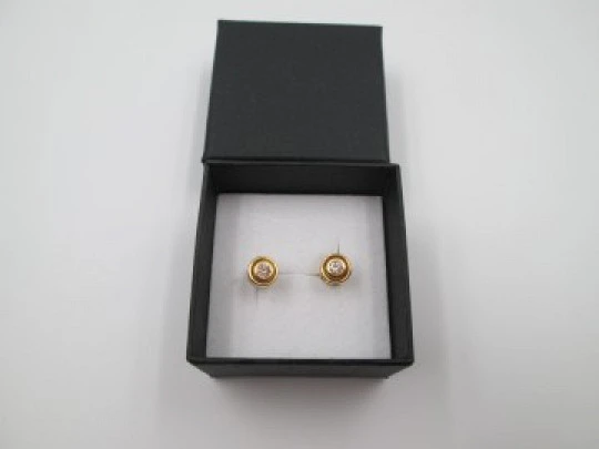 Pendientes mujer. Oro amarillo 18k y diamantes en chatón. Cierre presión