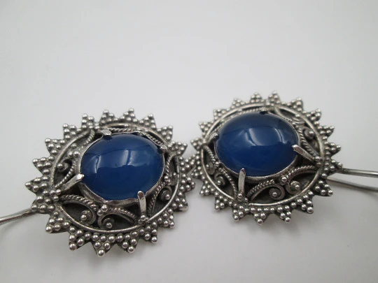 Pendientes óvalo mujer. Plata ley 925 y gemas azules. Cierre gancho. 1980. Europa