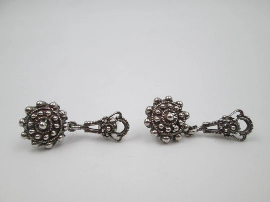 Pendientes para mujer. Plata de ley. Botones charros. Cierre de presión. España, 2000