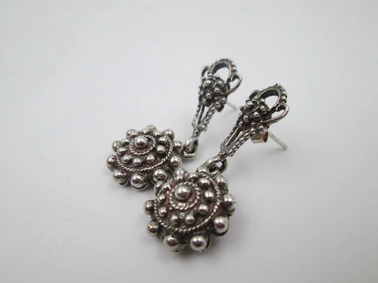 Pendientes para mujer. Plata de ley. Botones charros. Cierre de presión. España, 2000