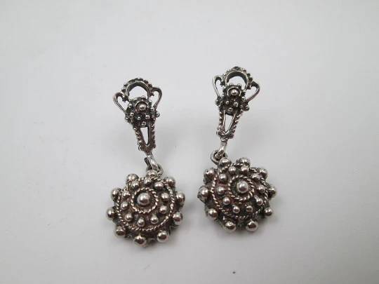 Pendientes para mujer. Plata de ley. Botones charros. Cierre de presión. España, 2000