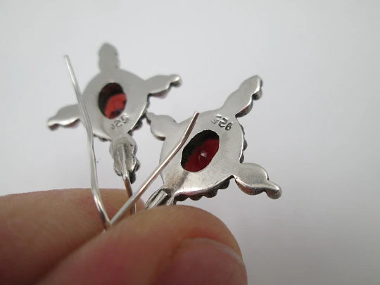 Pendientes para mujer. Plata ley 925 y gemas granates. Cierre de gancho. 1980. Europa