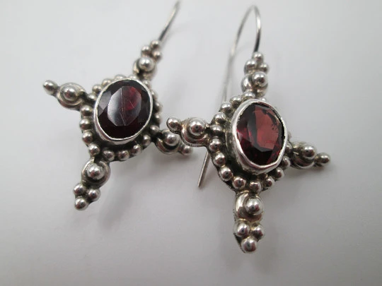 Pendientes para mujer. Plata ley 925 y gemas granates. Cierre de gancho. 1980. Europa
