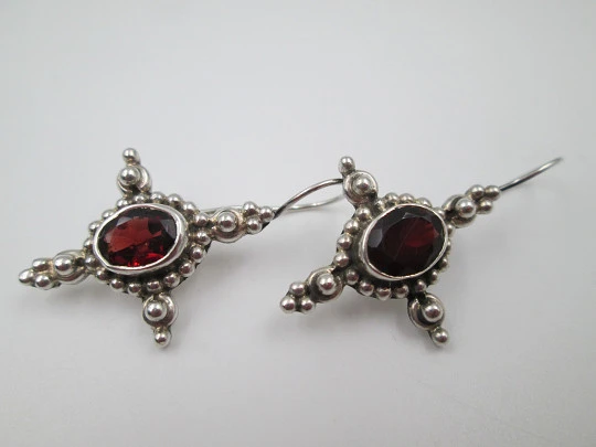 Pendientes para mujer. Plata ley 925 y gemas granates. Cierre de gancho. 1980. Europa
