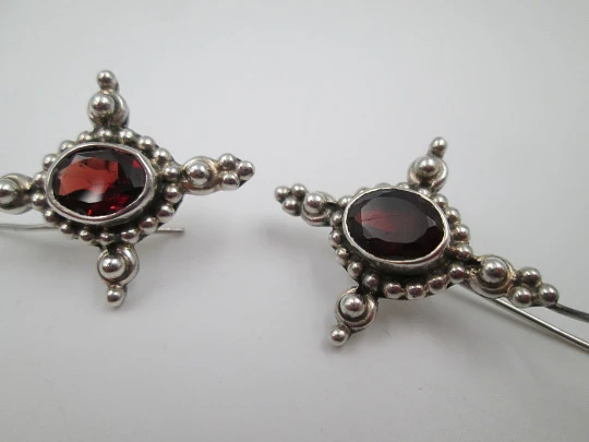 Pendientes para mujer. Plata ley 925 y gemas granates. Cierre de gancho. 1980. Europa