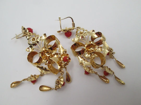 Pendientes regionales flor. Oro amarillo 18k y esferas coral rojo. Cierre catalán