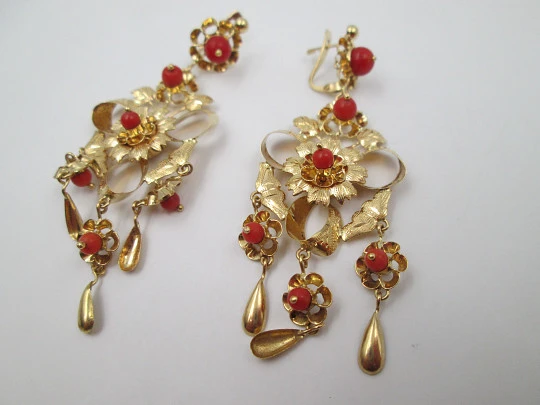 Pendientes regionales flor. Oro amarillo 18k y esferas coral rojo. Cierre catalán