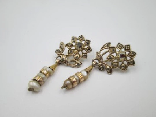 Pendientes regionales flor. Vermeil, oro, perlas aljófar y diamantes. 1940