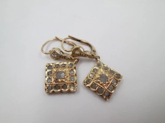 Pendientes rombo mujer. Oro amarillo 18k y zafiros blancos. 1950. Cierre ballestilla