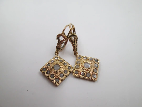 Pendientes rombo mujer. Oro amarillo 18k y zafiros blancos. 1950. Cierre ballestilla