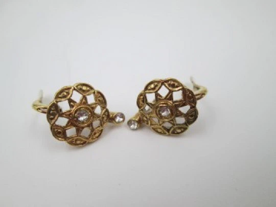 Pendientes roseta mujer. Plata vermeil y gemas blancas. 1970. Cierre catalán