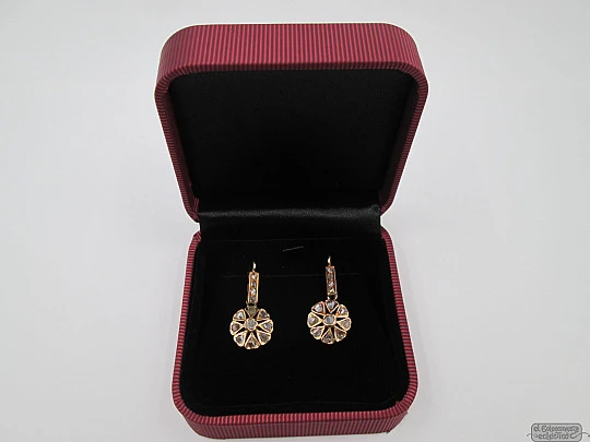 Pendientes roseta. Oro amarillo 18k y diamantes. Cierre ballesta. 1920