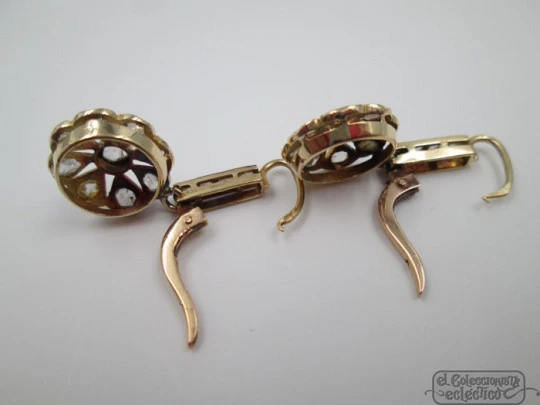 Pendientes roseta. Oro amarillo 18k y diamantes. Cierre ballesta. 1920