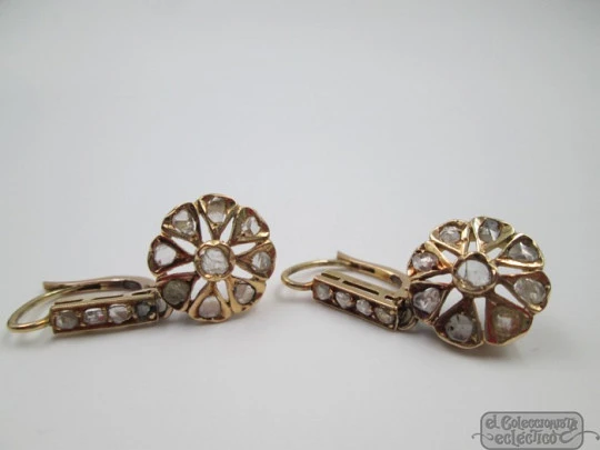 Pendientes roseta. Oro amarillo 18k y diamantes. Cierre ballesta. 1920