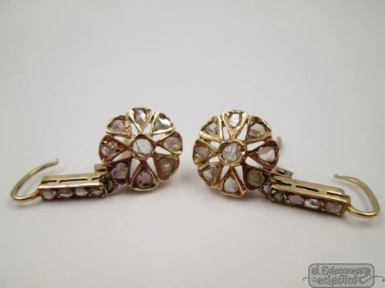 Pendientes roseta. Oro amarillo 18k y diamantes. Cierre ballesta. 1920