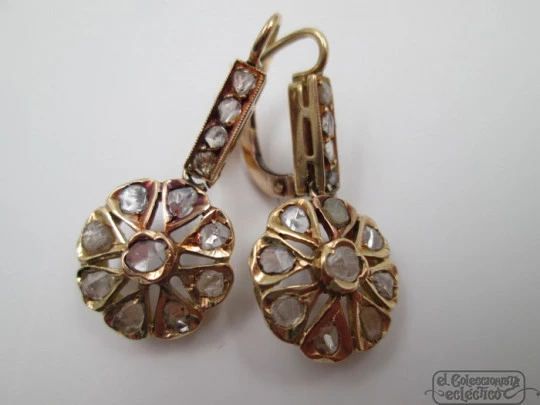 Pendientes roseta. Oro amarillo 18k y diamantes. Cierre ballesta. 1920