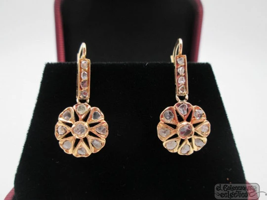 Pendientes roseta. Oro amarillo 18k y diamantes. Cierre ballesta. 1920