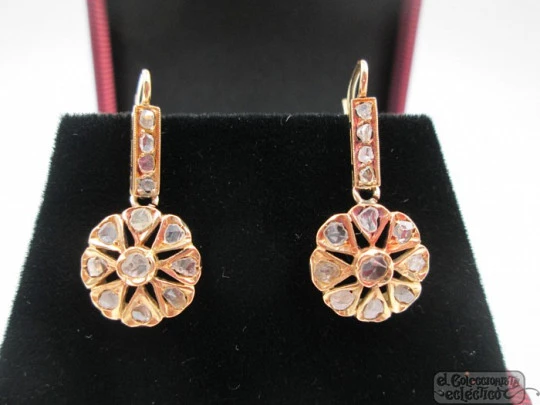 Pendientes roseta. Oro amarillo 18k y diamantes. Cierre ballesta. 1920