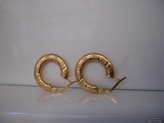 Pendientes. Oro amarillo 18K. Aros planos. Años 70. Cincelados