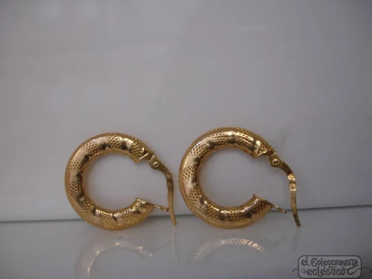 Pendientes. Oro amarillo 18K. Aros planos. Años 70. Cincelados