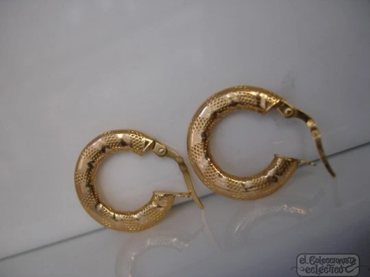 Pendientes. Oro amarillo 18K. Aros planos. Años 70. Cincelados