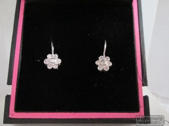 Pendientes. Oro blanco 18 kilates. Diamantes. Roseta. 1990. Estuche