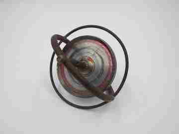 Peonza antigua juguete infantil. Hierro y metal plateado. España. 1950