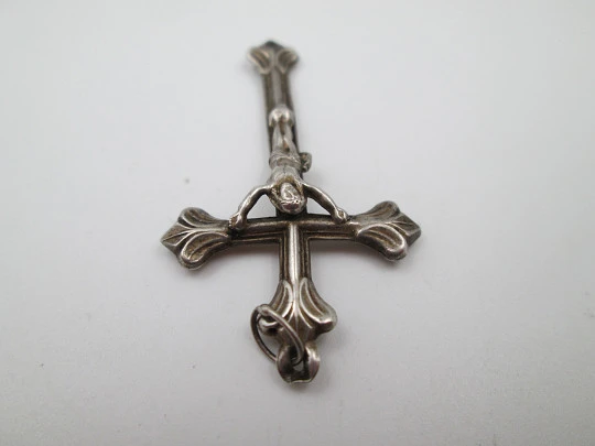 Pequeña cruz crucifijo colgante con remates en flor de lis. Plata de ley. Asa y argolla. 1950