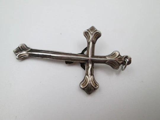 Pequeña cruz crucifijo colgante con remates en flor de lis. Plata de ley. Asa y argolla. 1950
