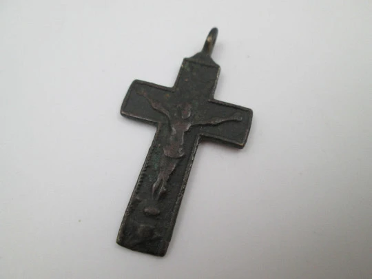 Pequeño crucifijo colgante de hierro. Santísimo Sacramento (custodia). Siglo XIX