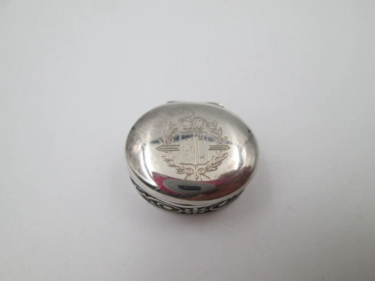 Pequeño pastillero oval en plata de ley. Motivos vegetales y escudo. Europa. 1980