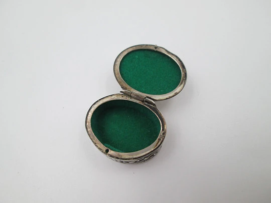 Pequeño pastillero oval en plata de ley. Motivos vegetales y escudo. Europa. 1980