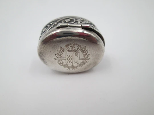 Pequeño pastillero oval en plata de ley. Motivos vegetales y escudo. Europa. 1980