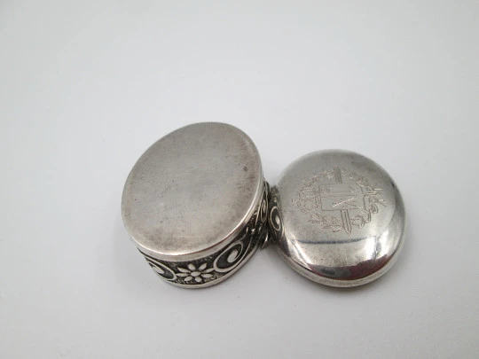 Pequeño pastillero oval en plata de ley. Motivos vegetales y escudo. Europa. 1980