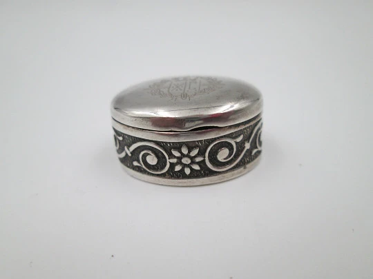 Pequeño pastillero oval en plata de ley. Motivos vegetales y escudo. Europa. 1980
