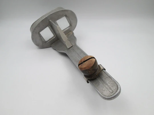Perfecscope stereoscope viewer. Hawley C. White. Aluminum and wood. USA, 1883