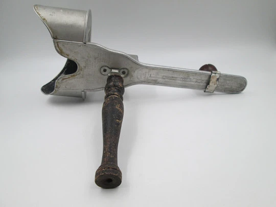 Perfecscope stereoscope viewer. Hawley C. White. Aluminum and wood. USA, 1883