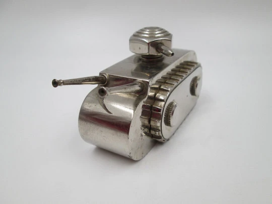 Perfumador de tocador art decó para mujer. Forma de tanque. Metal cromado. 1940