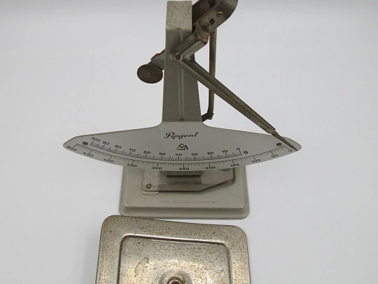 Peso de cartas / Báscula Regent. Metal y esmalte. Jakob Maul GmbH. 1960