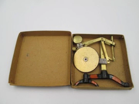 Peso de cartas Fertig. Philipp Jakob Maul. Alemania. Caja. 1900. Latón y hierro