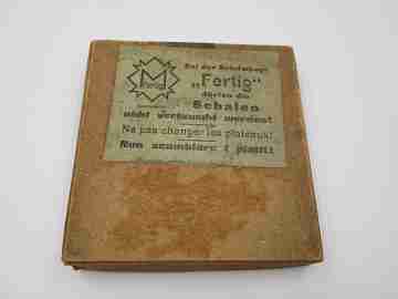 Peso de cartas Fertig. Philipp Jakob Maul. Alemania. Caja. 1900. Latón y hierro