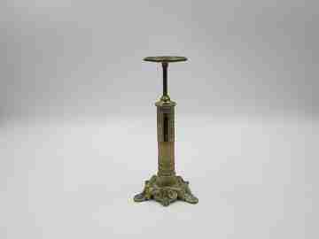 Peso de cartas. Joseph & Edmond Ratcliff. Forma candelabro. 1850. Latón