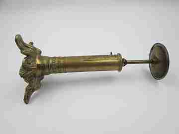 Peso de cartas. Joseph & Edmond Ratcliff. Forma candelabro. 1850. Latón