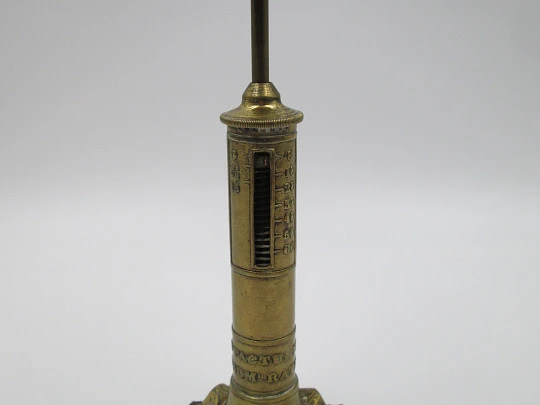 Peso de cartas. Joseph & Edmond Ratcliff. Forma candelabro. 1850. Latón