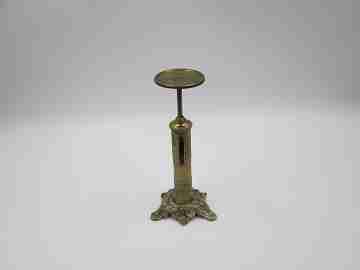 Peso de cartas. Joseph & Edmond Ratcliff. Forma candelabro. 1850. Latón