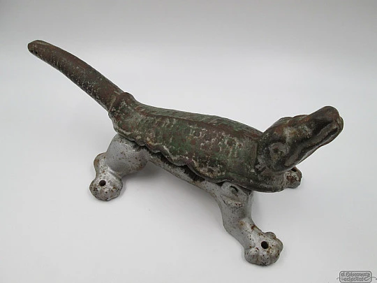 Pharmacy lizard. Polychrome iron. Cork stoppers press. 19th century